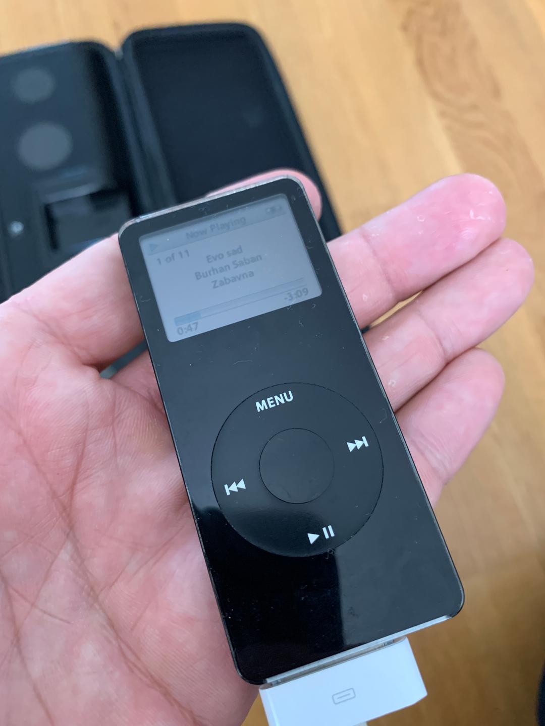 Apple iPod Nano i Logitech portable zvucnici